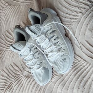 Under Armour Breakthru 4 women's sneakers, size 9.5, worn a few times only.